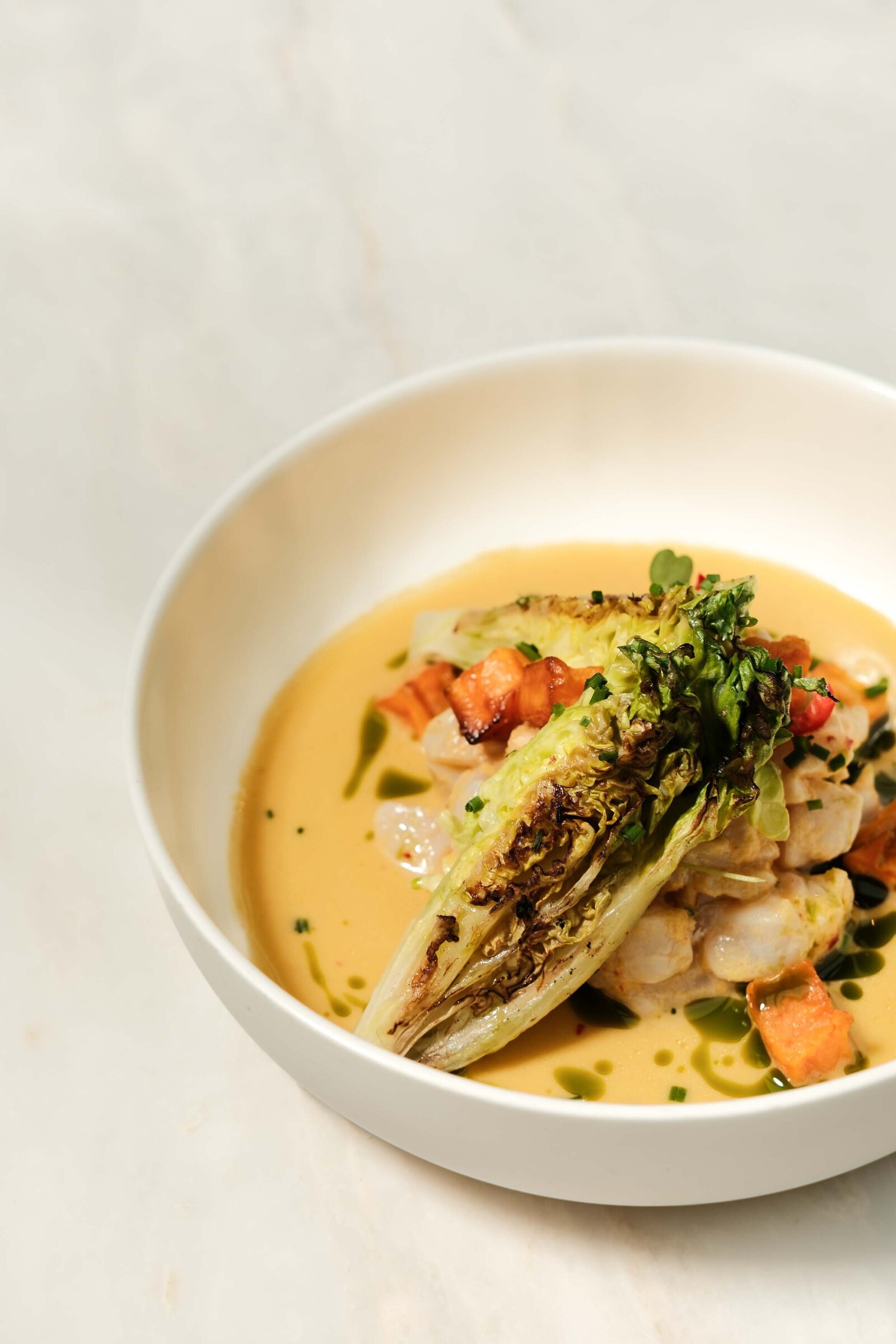 Chef-kok presenteert ambachtelijk gerecht in fine dining restaurant in Utrecht