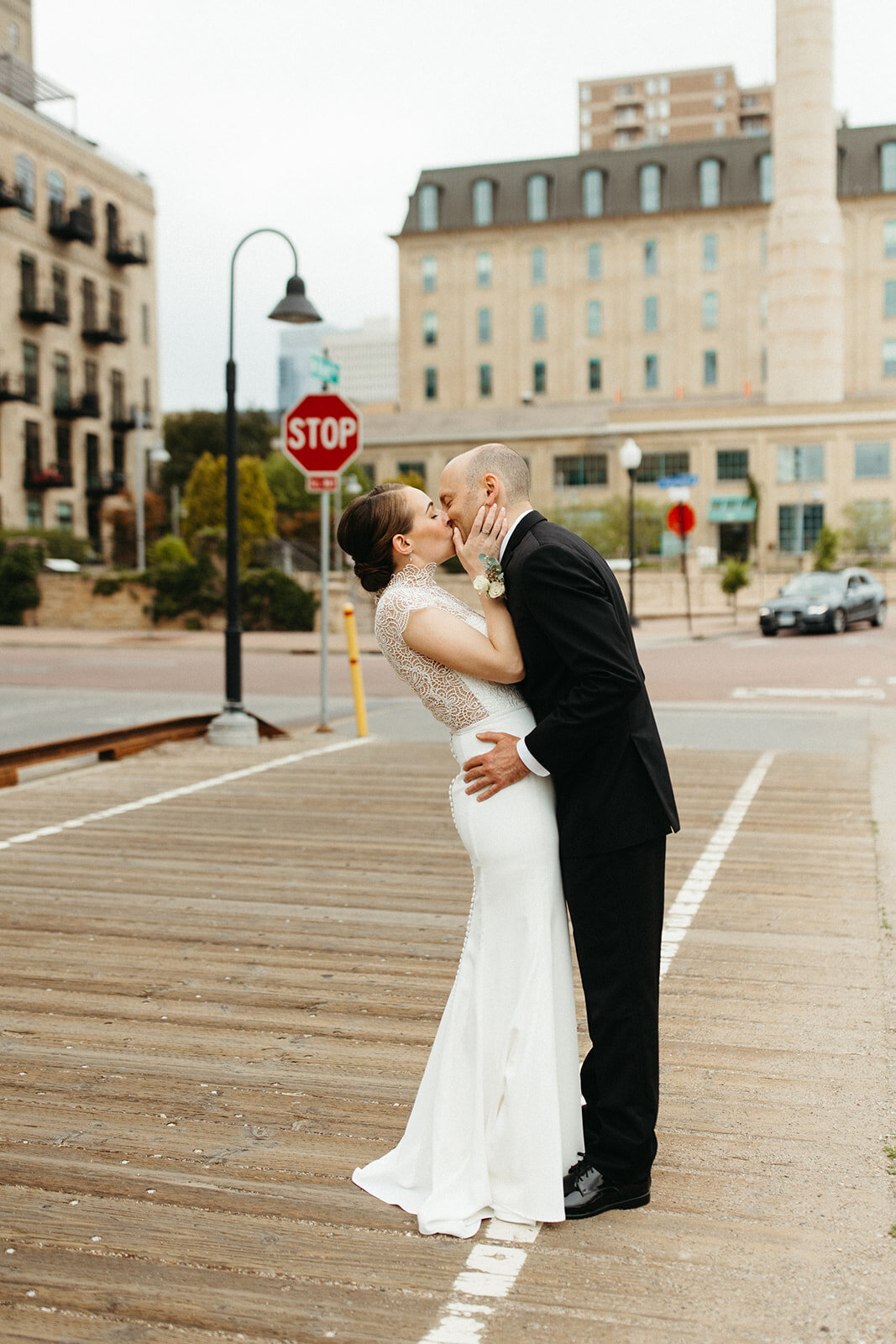 bride-groom-kiss-portrait-city
