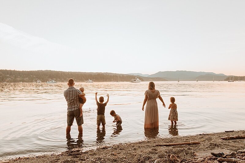 Photo of family of 6 playing in the water by Vancouver family photographer