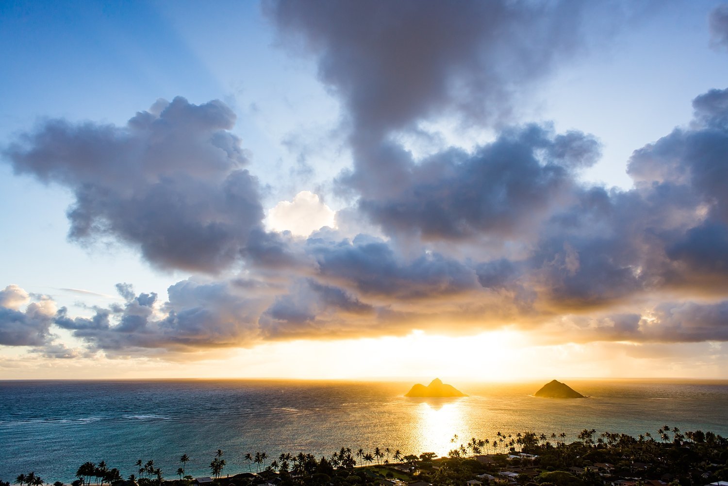 Sunrise over the Pacific ocean and the Na Mokulua twin islands of Oahu