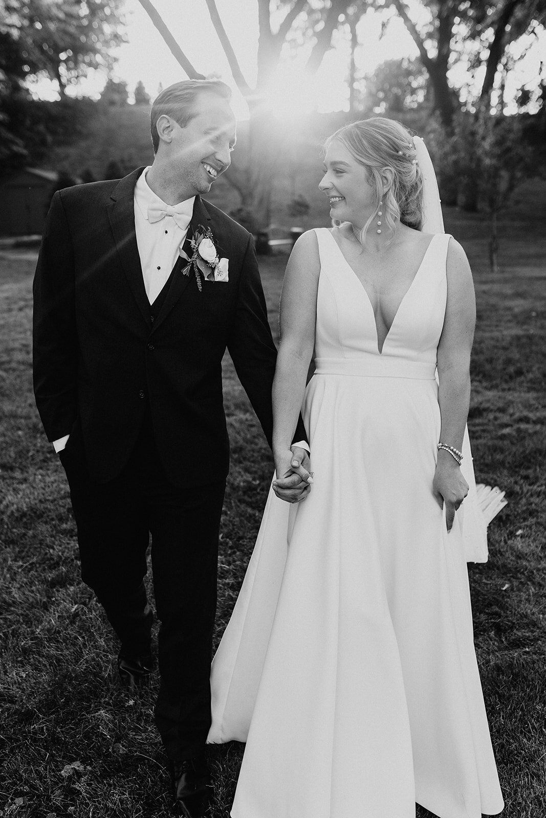 bride-groom-sunset-photo-black-and-white