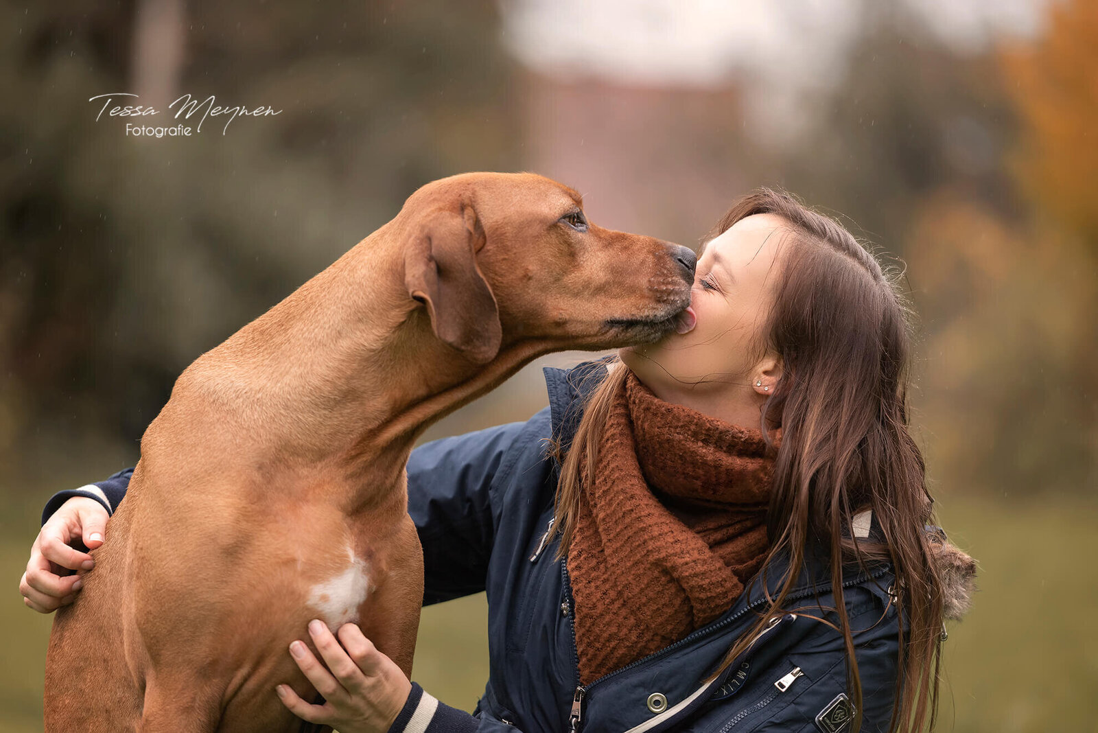 Hond geeft kus aan zijn baasje