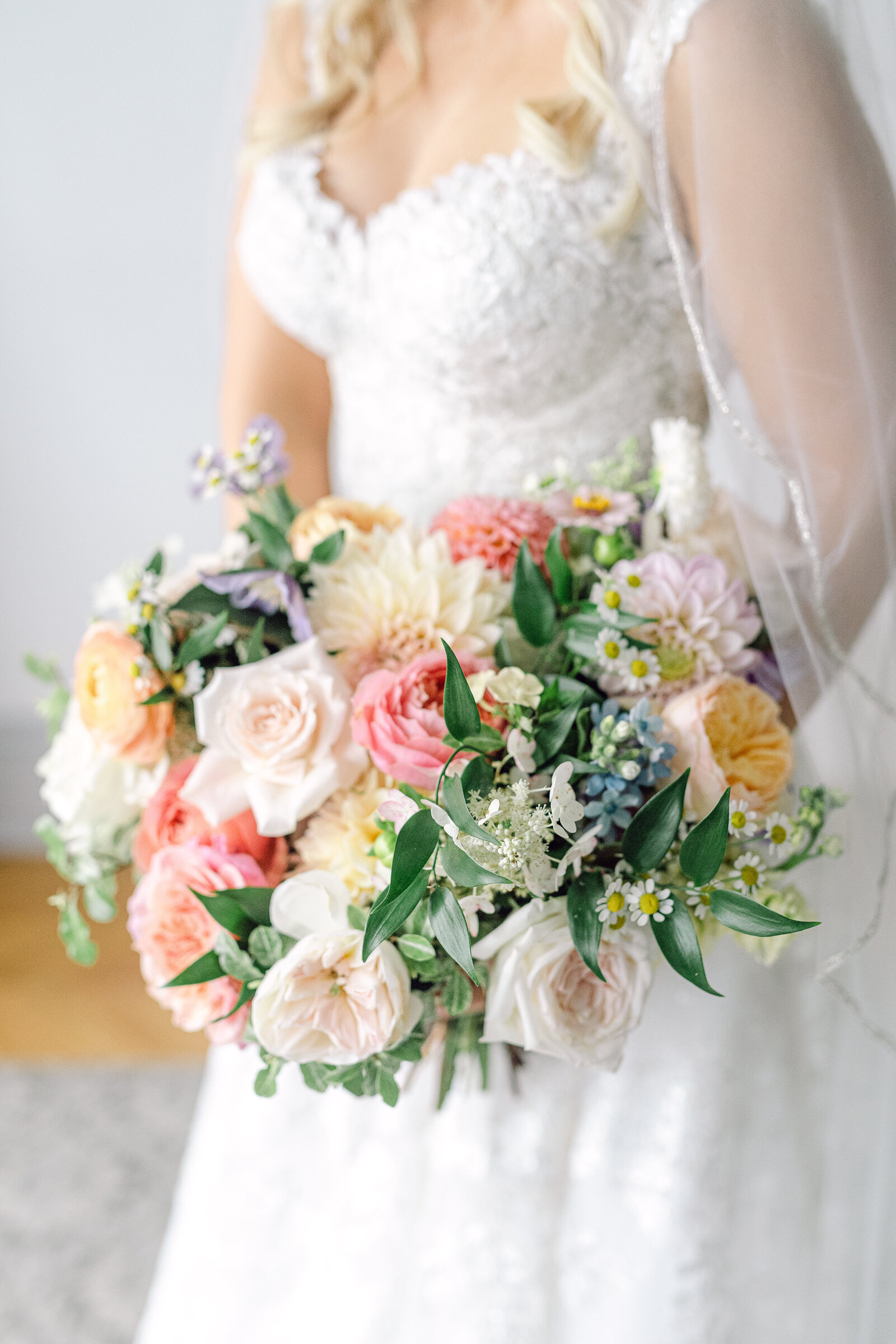 bride_colorful_garden_bouquet