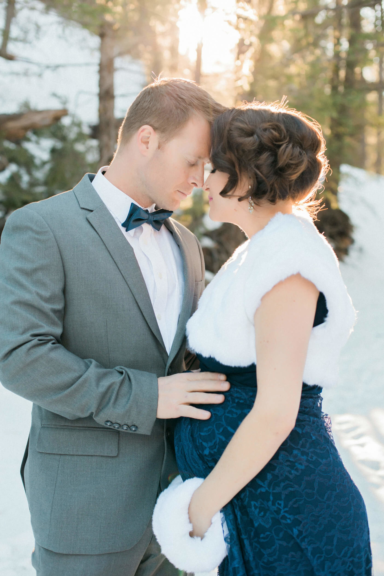 couples outdoor winter pregnancy photography