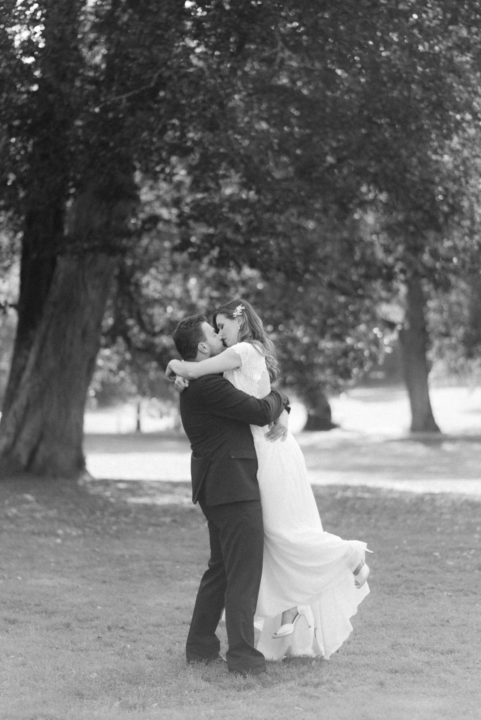 A wedding couple kissing in a black and white photograph by Finnish wedding photographer Hannika Gabrielsson.
