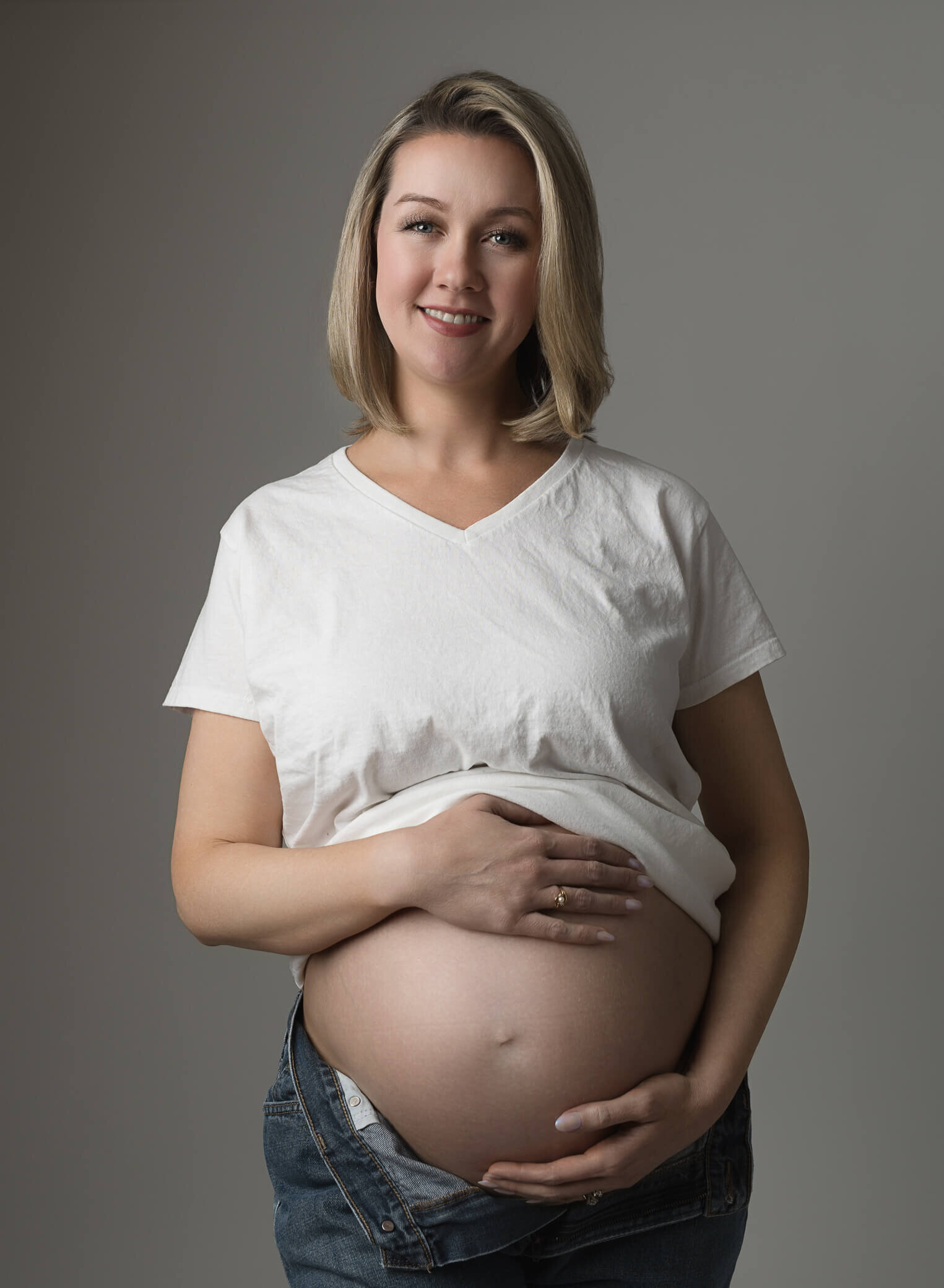 photo in studio, pregnant mom wearing jeans