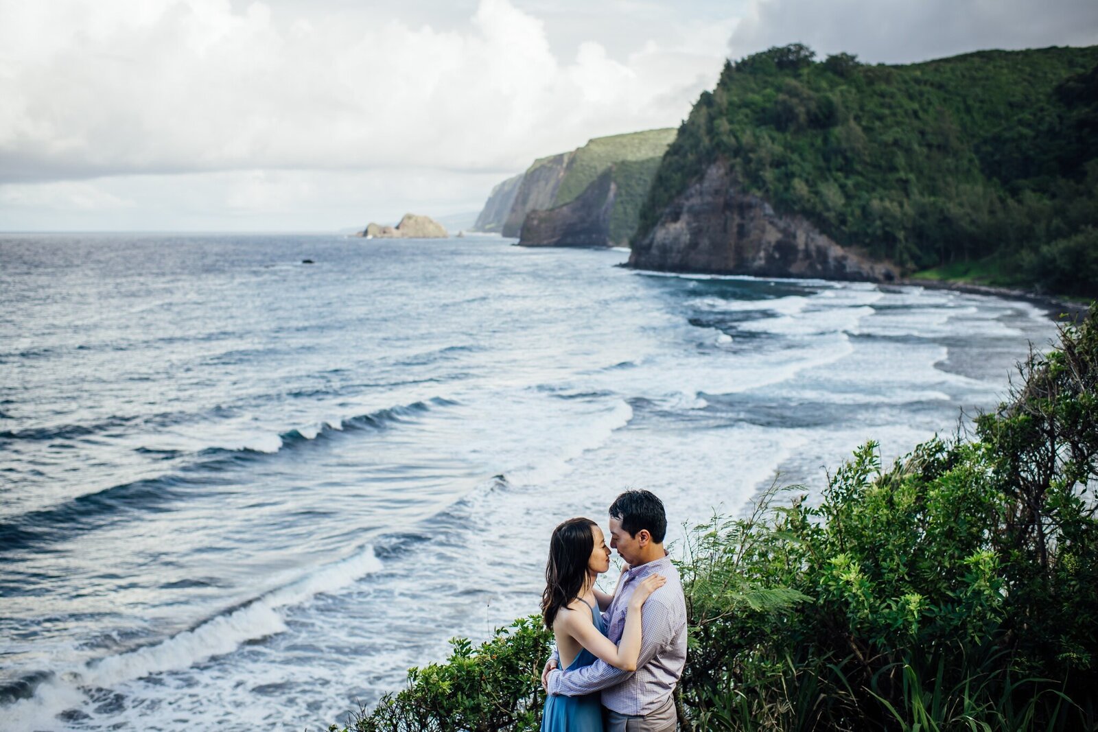 couple kissing over pololu valley during big is;and elopement