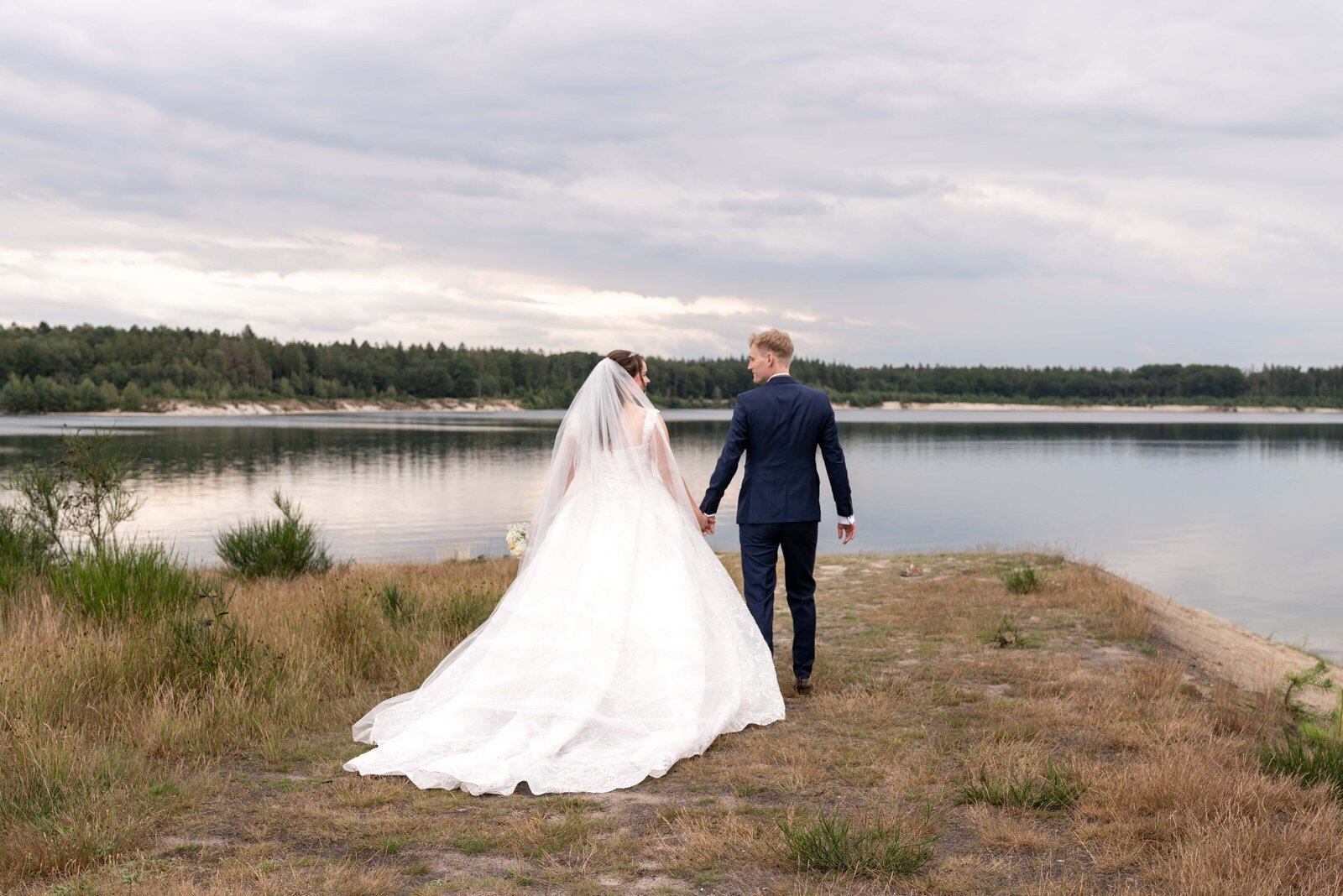 Trouwfotograaf Groningen gezocht? Iris Antonides Fotografie is jullie fotograaf in regio Groningen, Drenthe en Friesland, als je houdt van lichte, warme foto's op een ongedwongen, persoonlijke manier.