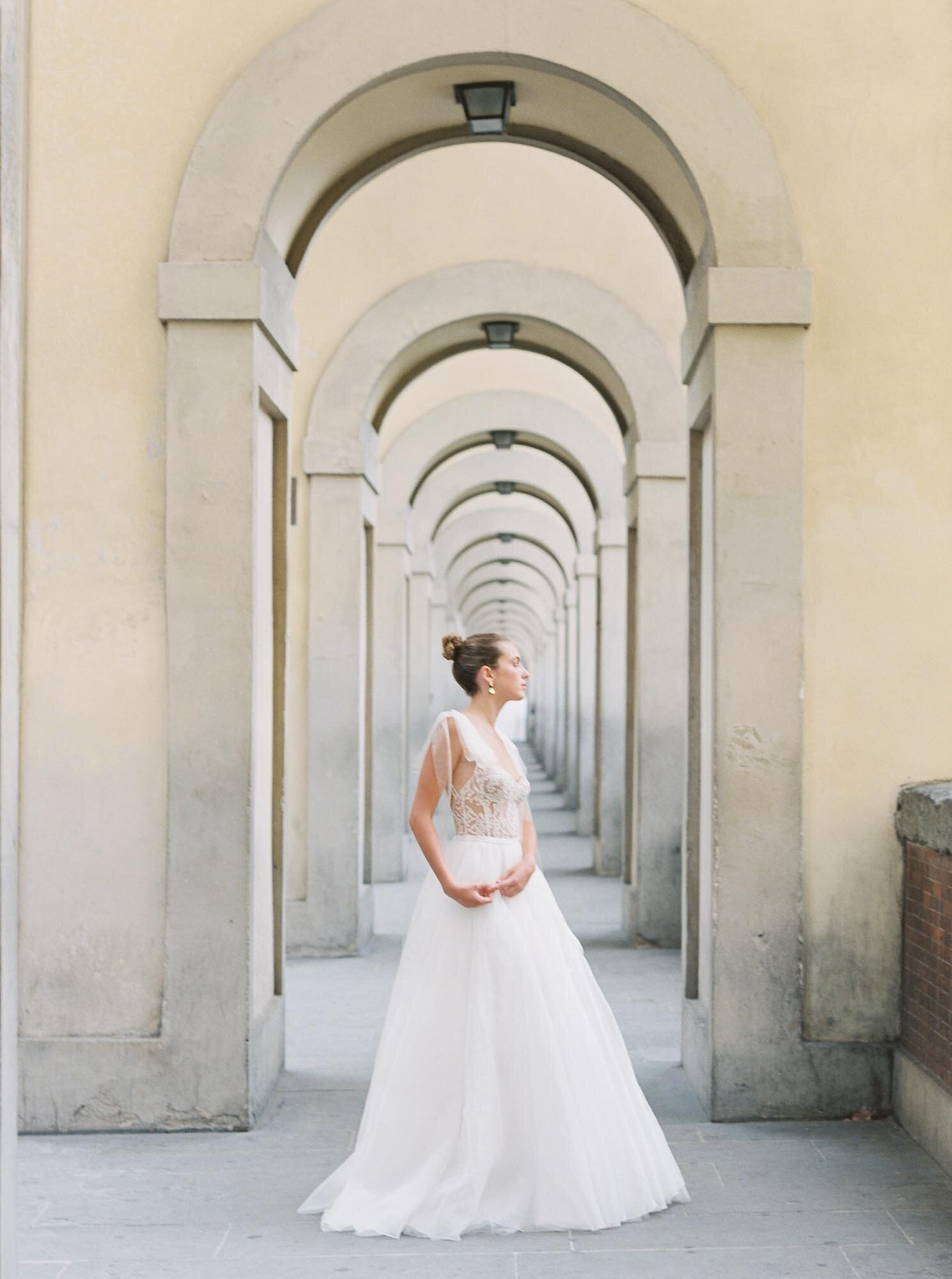 Bide in her bridal dress in Florence