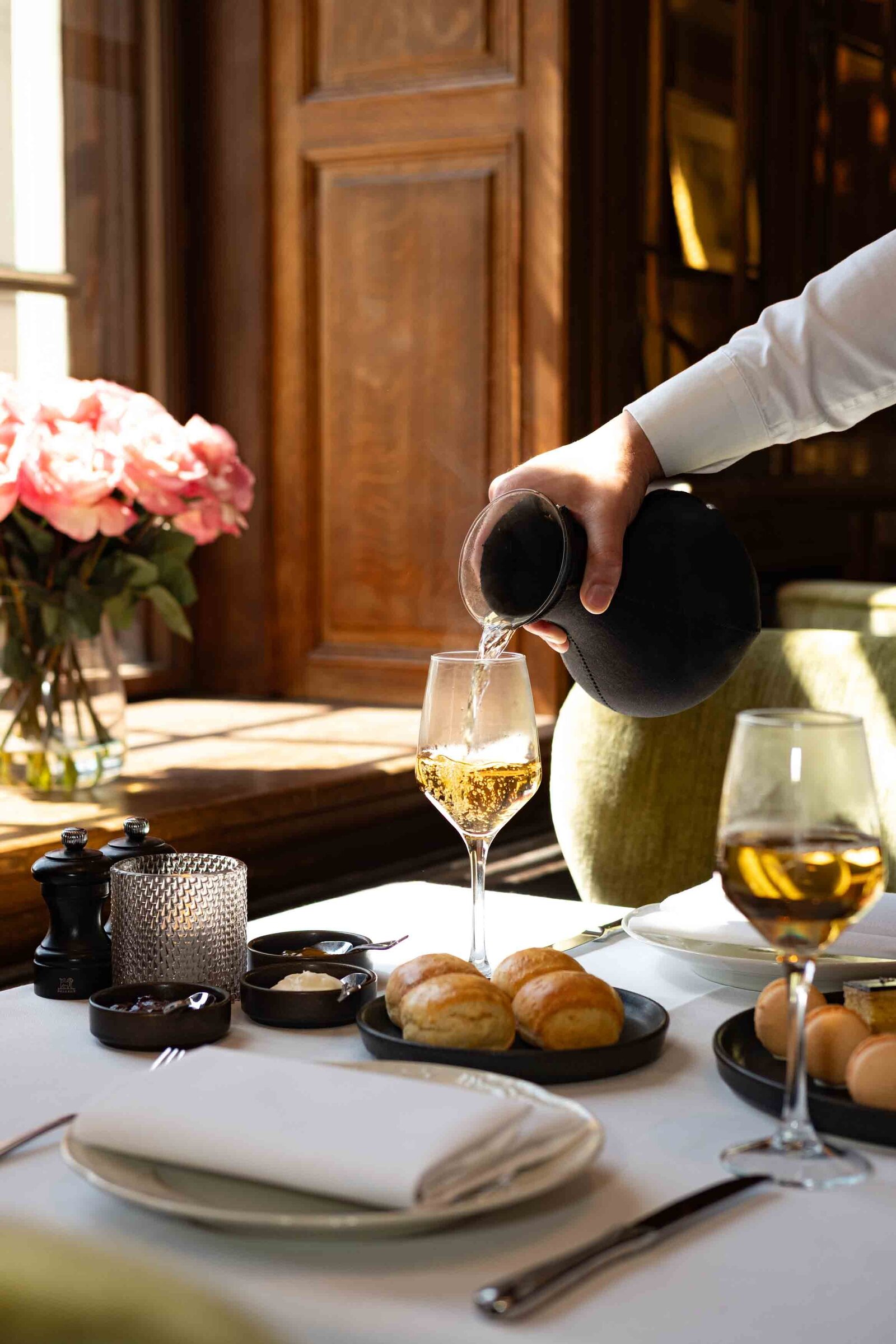 cinematisch beeld van inschenken van thee in wijnglazen 