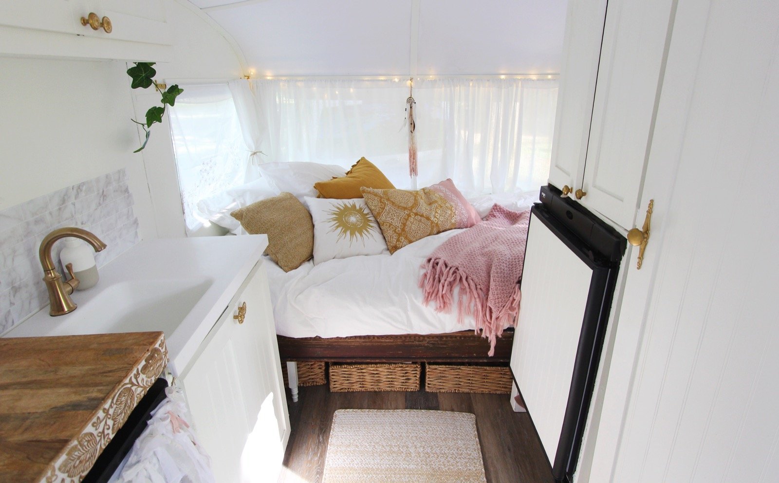 vintage-camper-classic-white-gold-reno-inspirations-ideas-boho-gypsy-hippy-pearl-musician-singer-songwriter-interior9