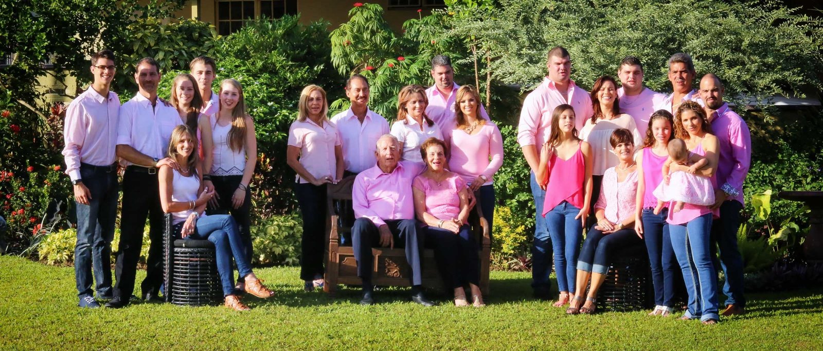 Large family shot. Photo by Ross Photography, Trinidad, W.I..