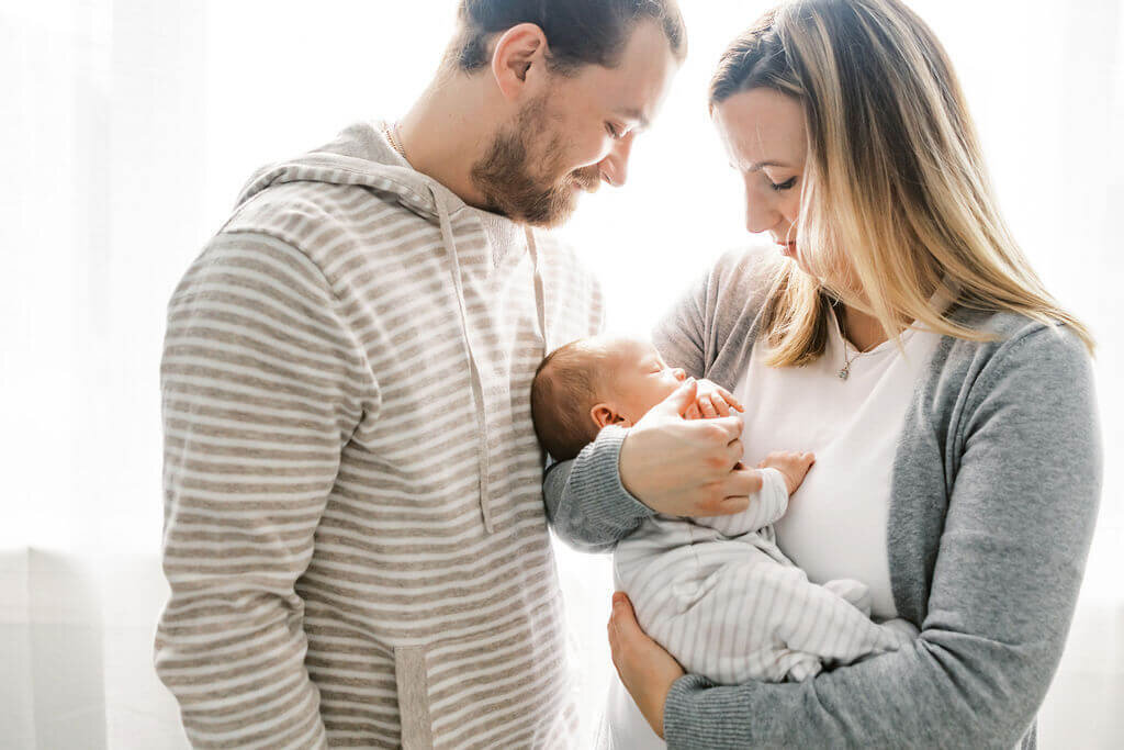 ottawa-newborn-family-photography-with-mom-dad