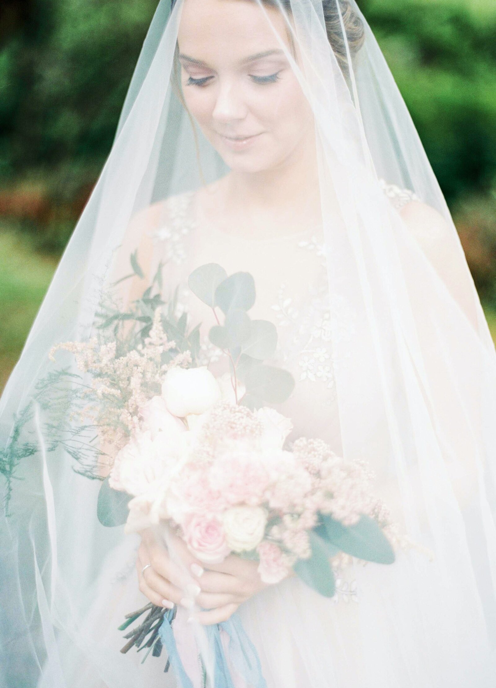 bride-with-veil-and-bouquet