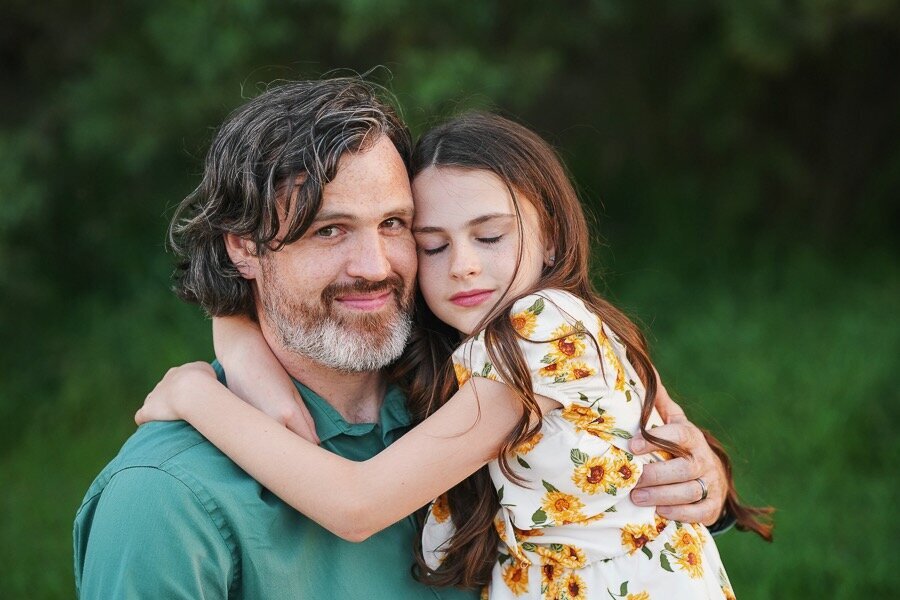 father-daughter-hugging-family-photography-centennial-colorado-by-mary-amor