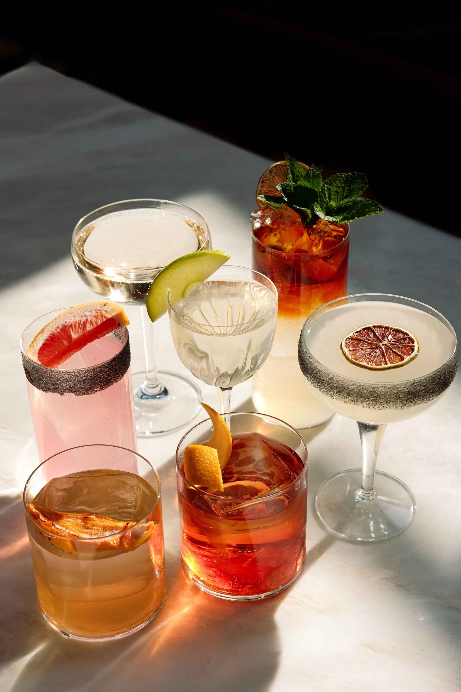 Kleurrijke cocktails in cocktailbar in Amsterdam met warme sfeerverlichting