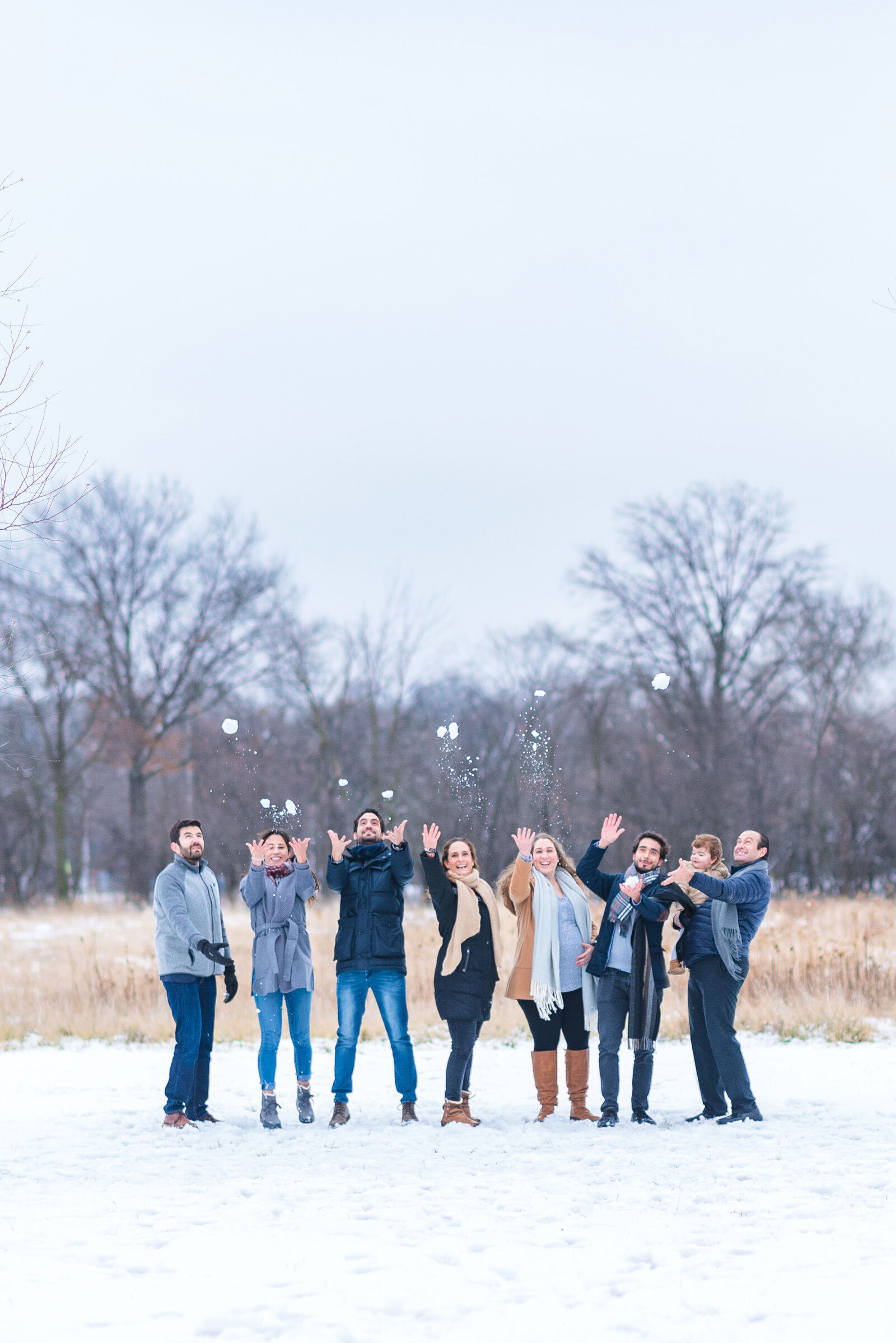 Extended family photos in the snow in Oak Park, IL