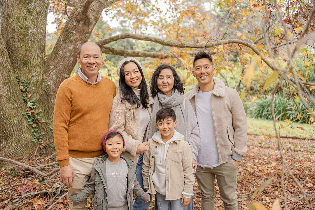 big family of six playing in autumn leaves having family photography done by hikari lifestyle photography
