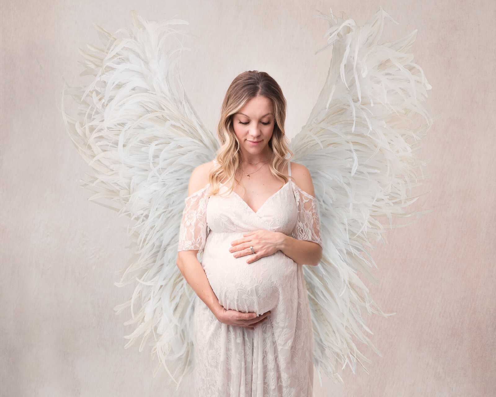 Maternity picture, woman with angel wings