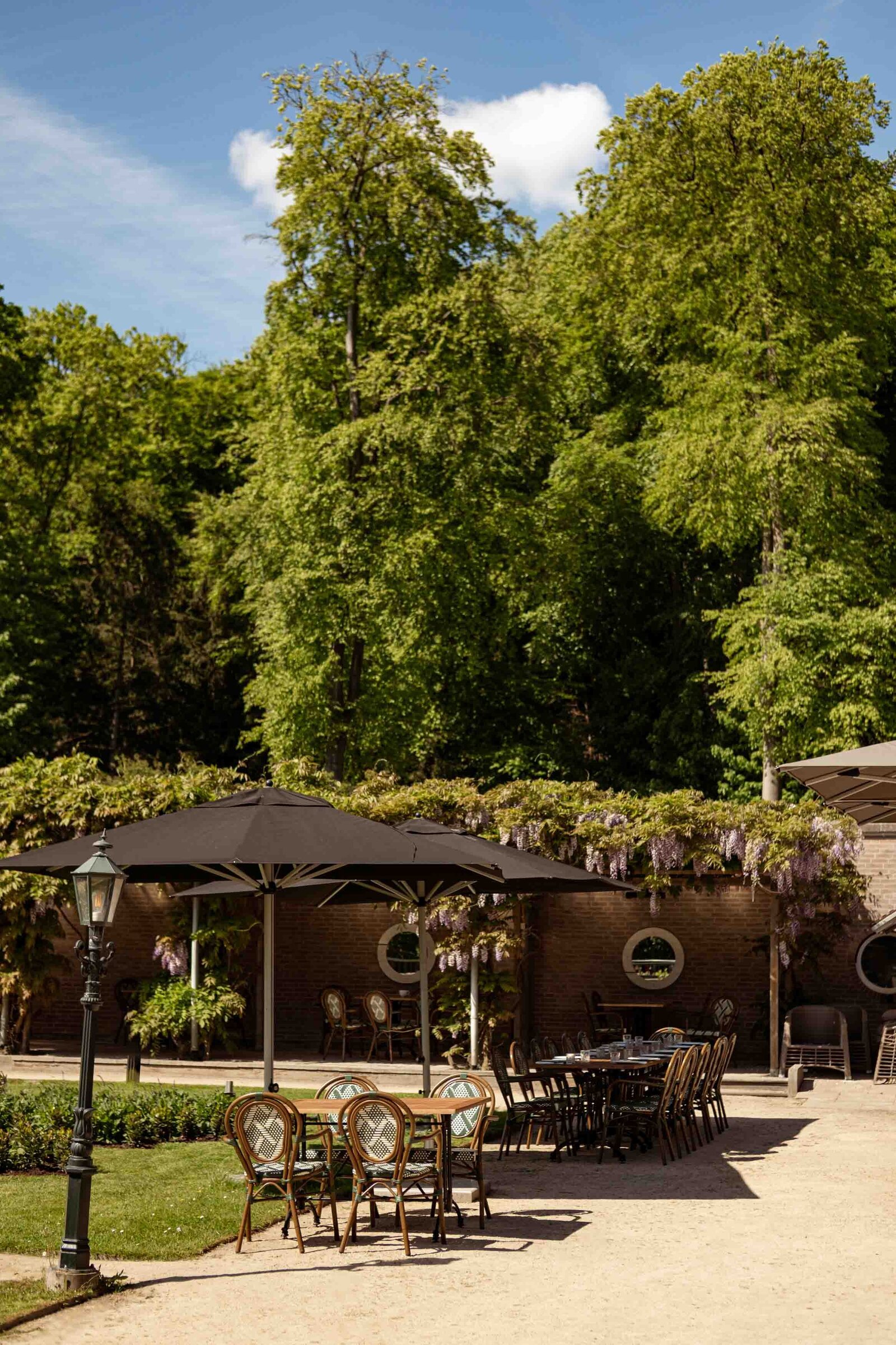 zomeravond op het terras van een hotel in haarlem