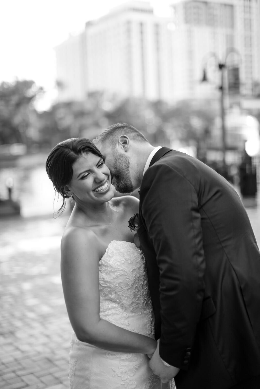 Black and white image of a bride and groom o ntheir wedding day near Las Olas
