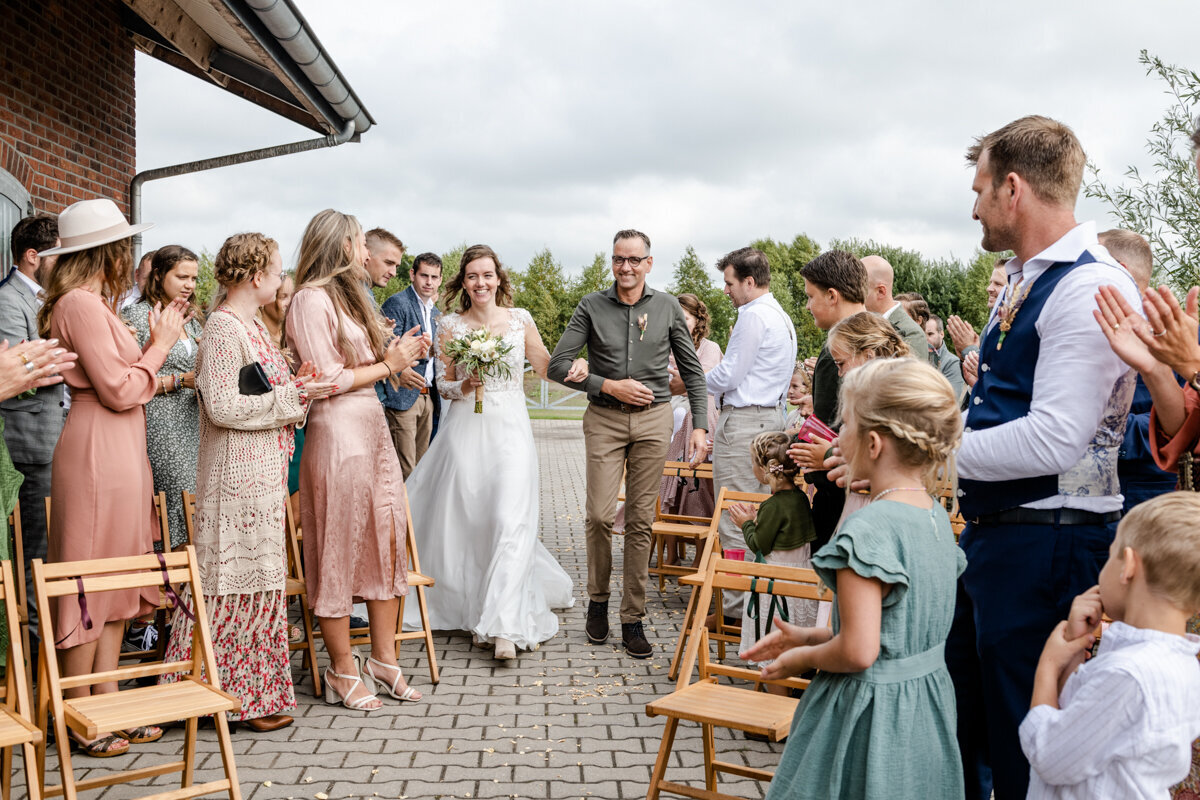 Country bruiloft, boerderij bruiloft, trouwen in Friesland, bruidsfotograaf, trouwfotograaf (84)