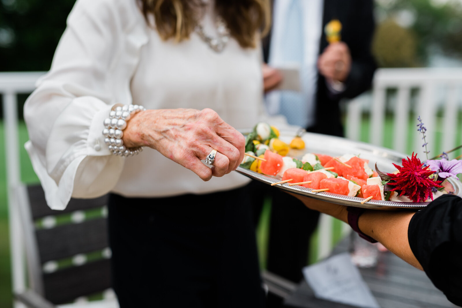 wedding guest grabbing food during cocktail hour