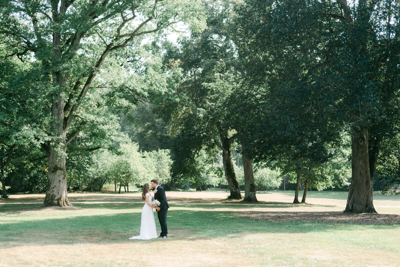A wedding couple in a park in the summer during their wedding photography with wedding photographer Hannika Gabrielsson.