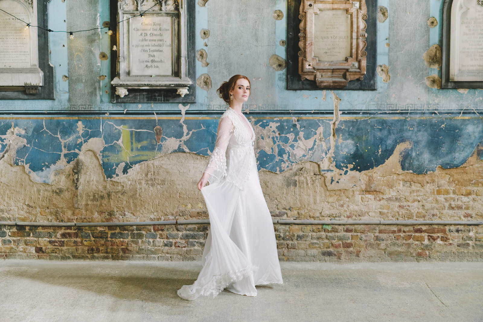Ivory_silk_antique_lace_bohemian_wedding_dress_JoannelemingDesign_SussieMellstedtPhoto (6)