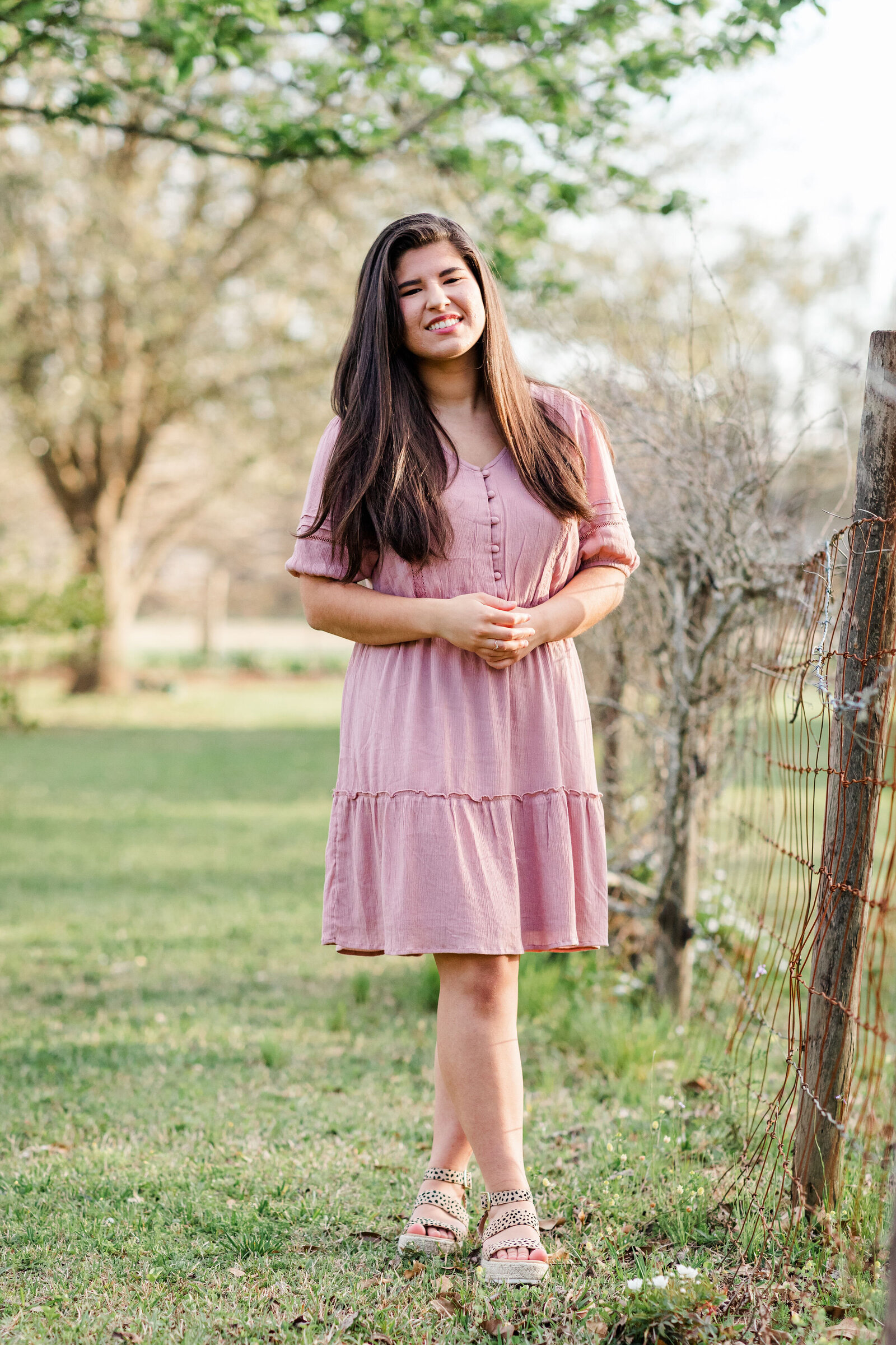 Senior girl photos posing in field with Jennifer Beal Photography