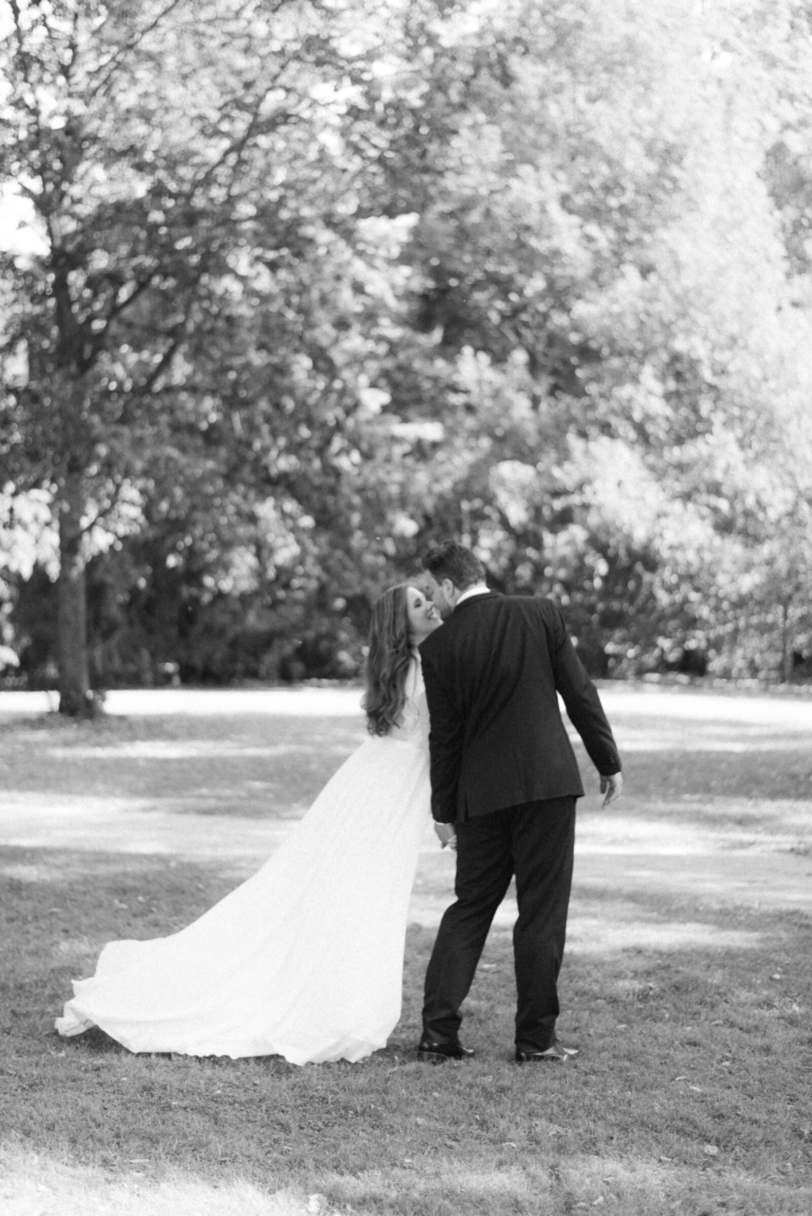 Wedding couple walking in the park during their elopement captured by wedding photographer Hannika Gabrielsson.