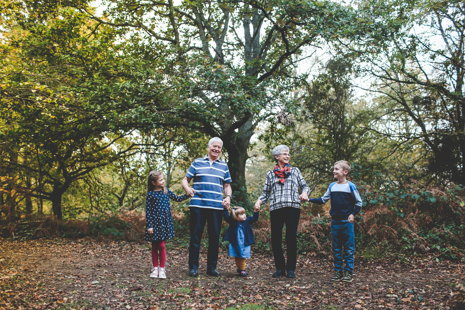 FP_FAMILY-PHOTOS-WITH-GRANDPARENTS-IN-WOODS-0006