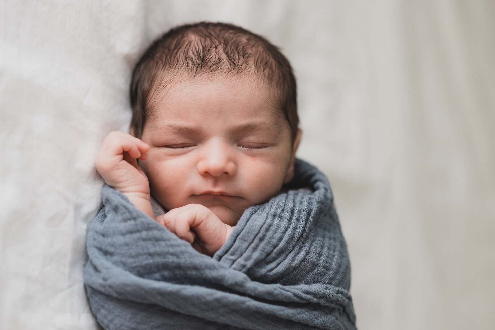 Newborn sleeping pose during Lifestyle newborn photography session by Jennifer Beal