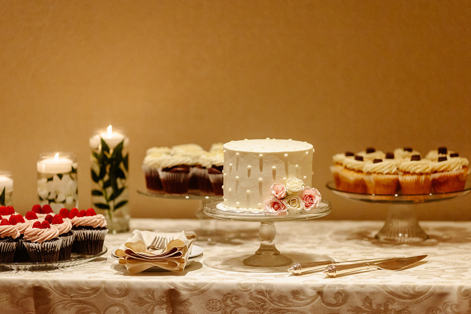 buttercream-wedding-cake-cupcakes