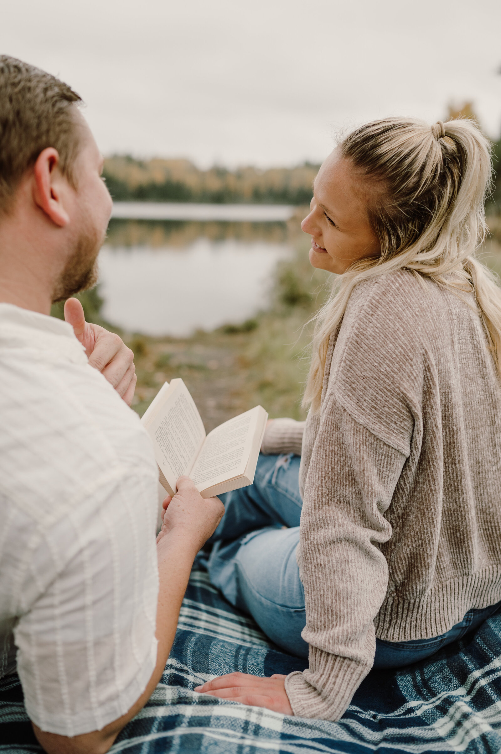 Warm and cozy outfits for fall engagement photos
