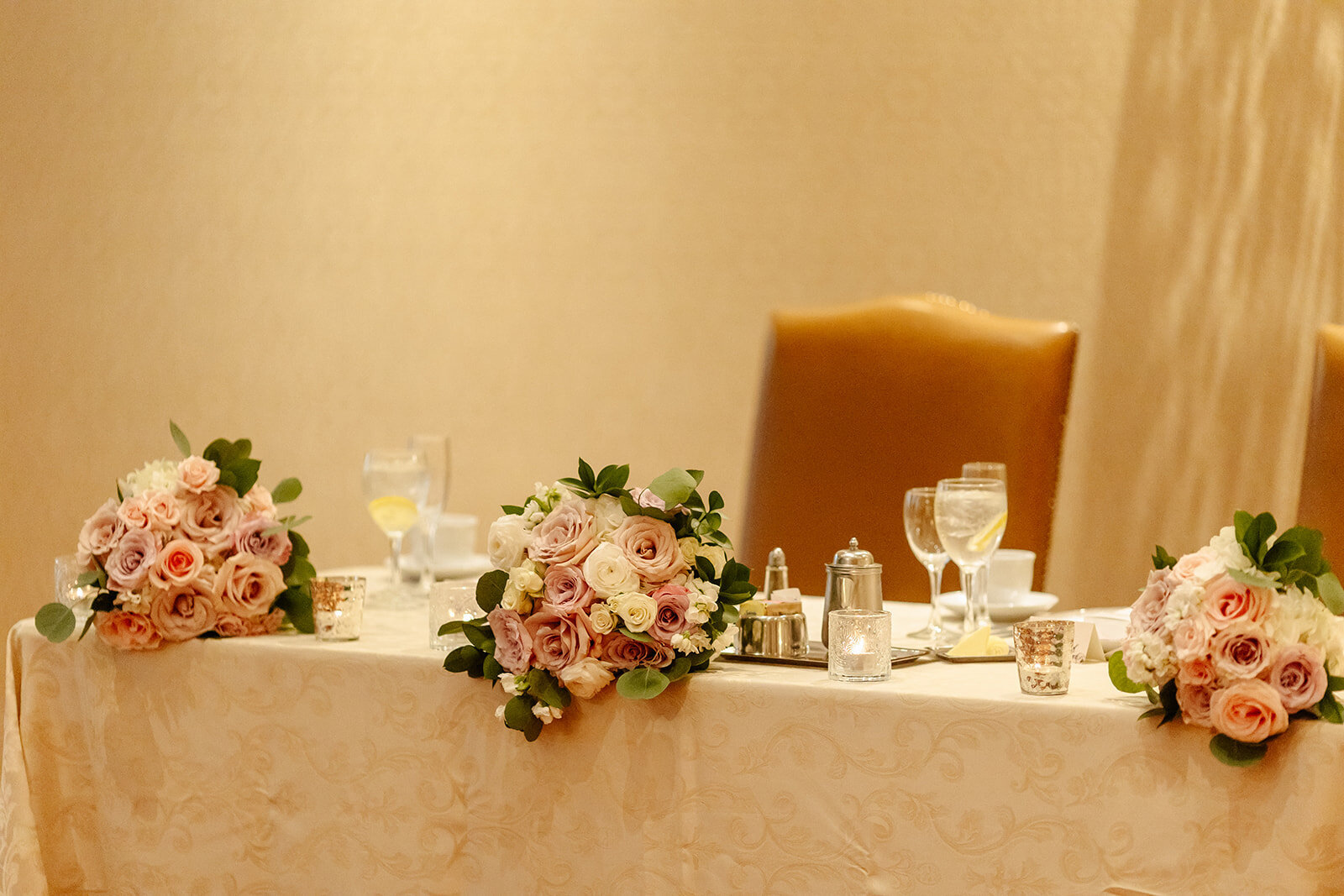 sweetheart-table-with-pink-bouquets