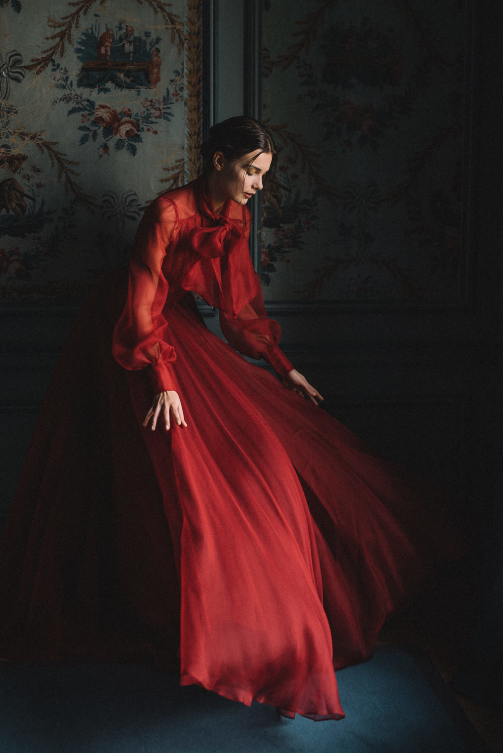 JoanneFlemingDesign-red-silk-dramatic-wedding-dress-davidwickhamphoto (8)