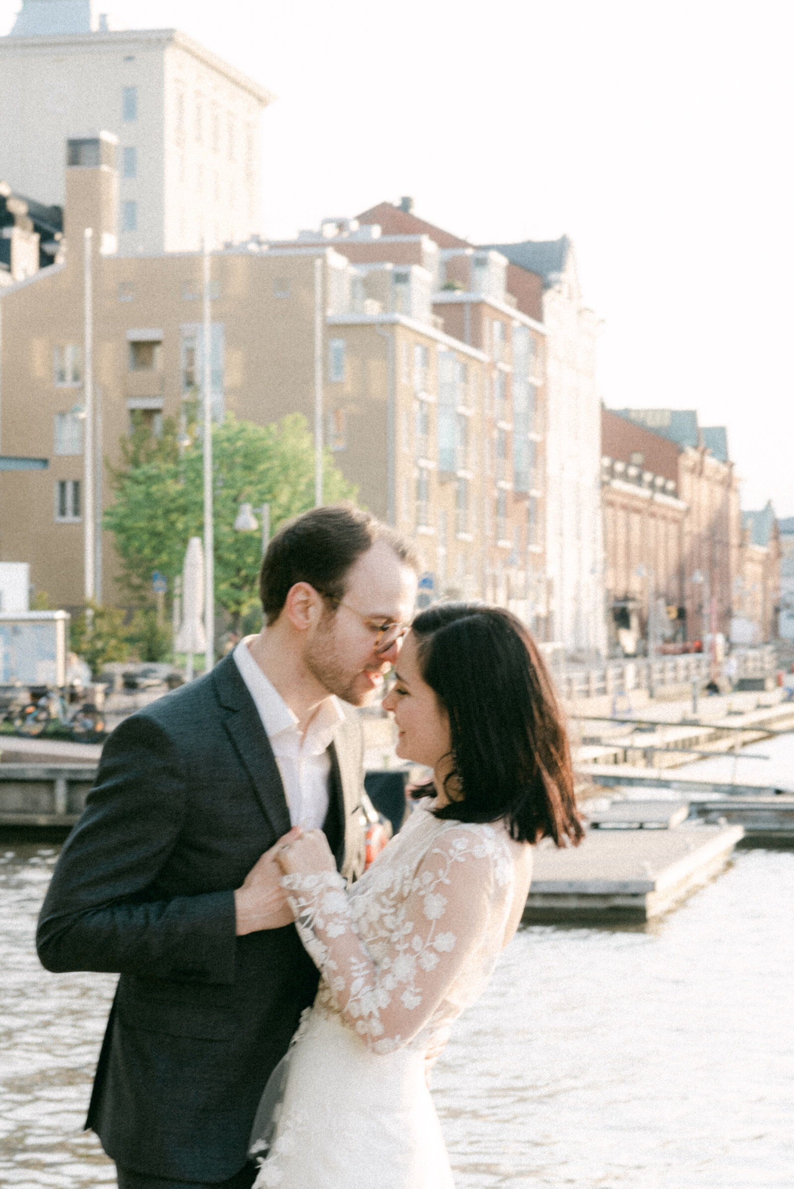 Seaside wedding photograph of a madly in love couple in Helsinki Finland captured by wedding photographer Hannika Gabrielsson.