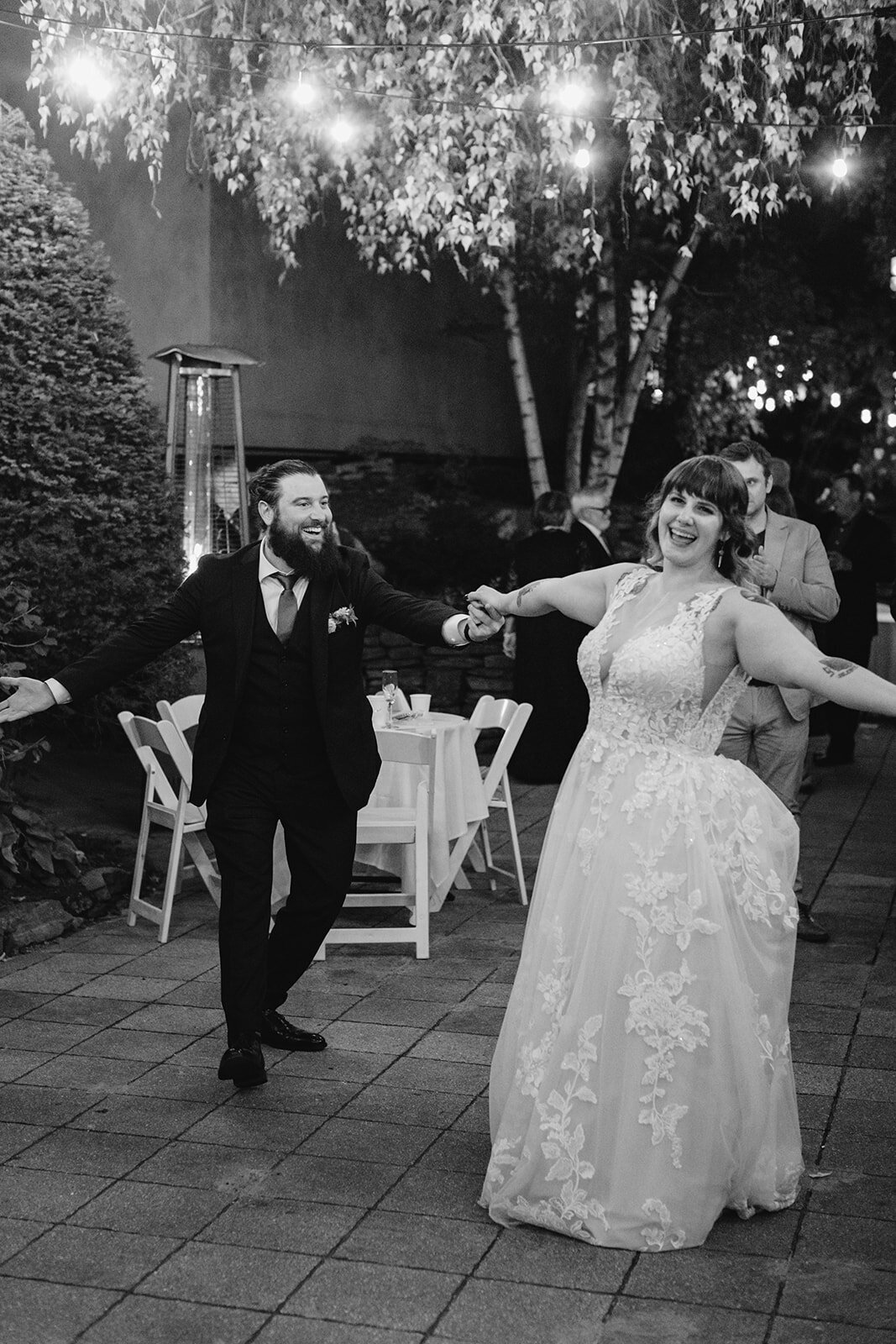 bride-groom-first-dance-black-and-white