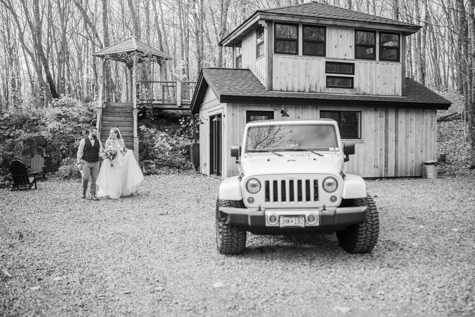 Bride and groom walk to their Jeep and go to vows exchange place