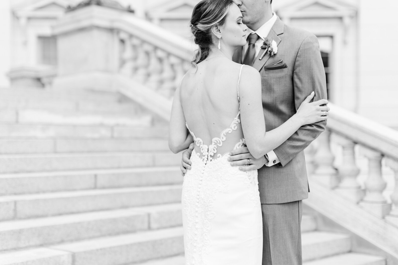 68_black_and_white_wedding_image_wisconsin_state_capitol_building