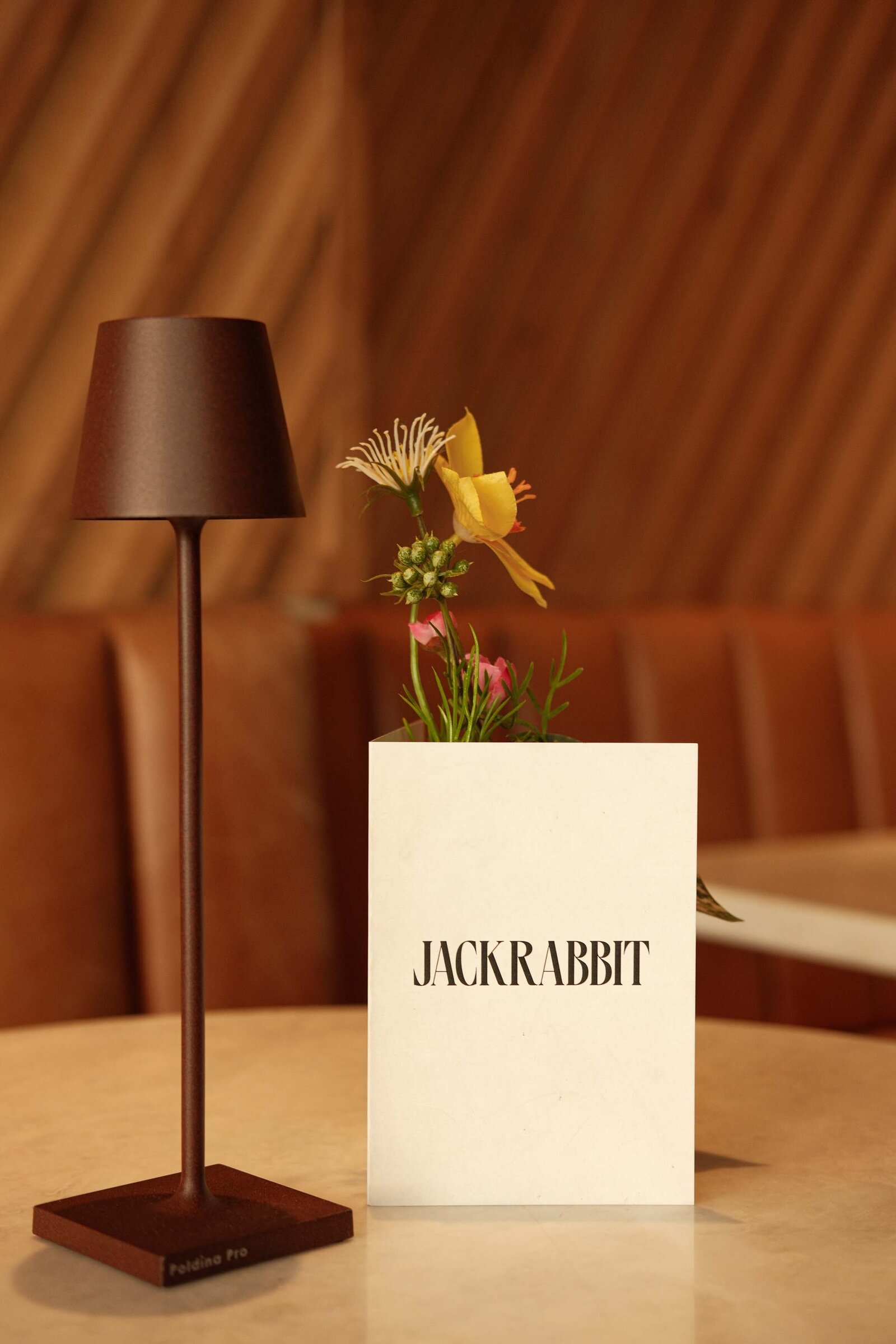 Interieur shot en menu kaart van sfeervol restaurant amsterdam