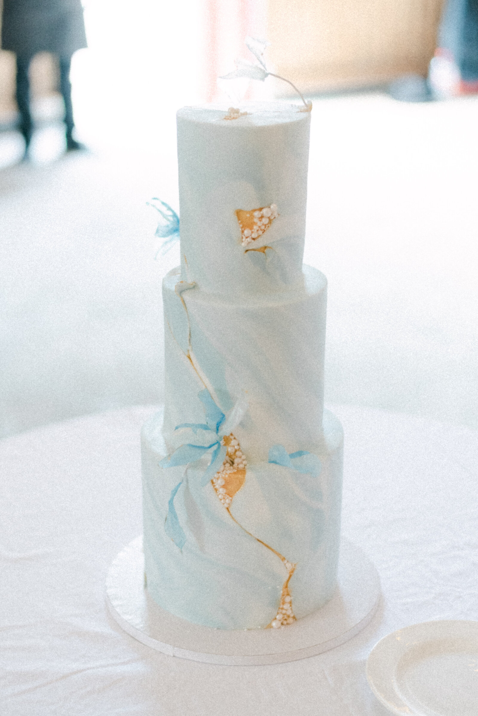 The wedding cake photographed by wedding photographer Hannika Gabrielsson.