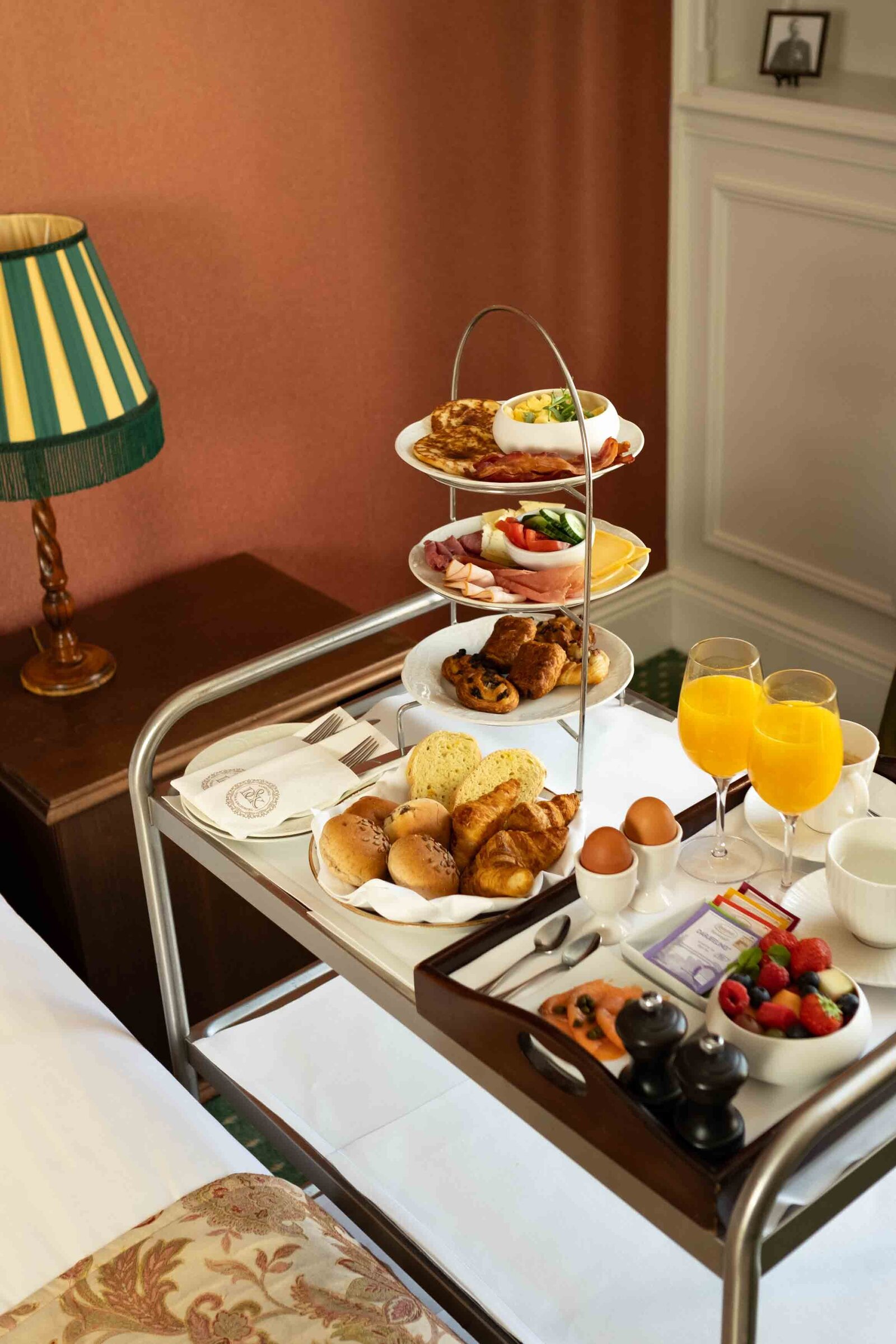 sfeervolle roomservice ontbijt op bed in warm hotel in haarlem