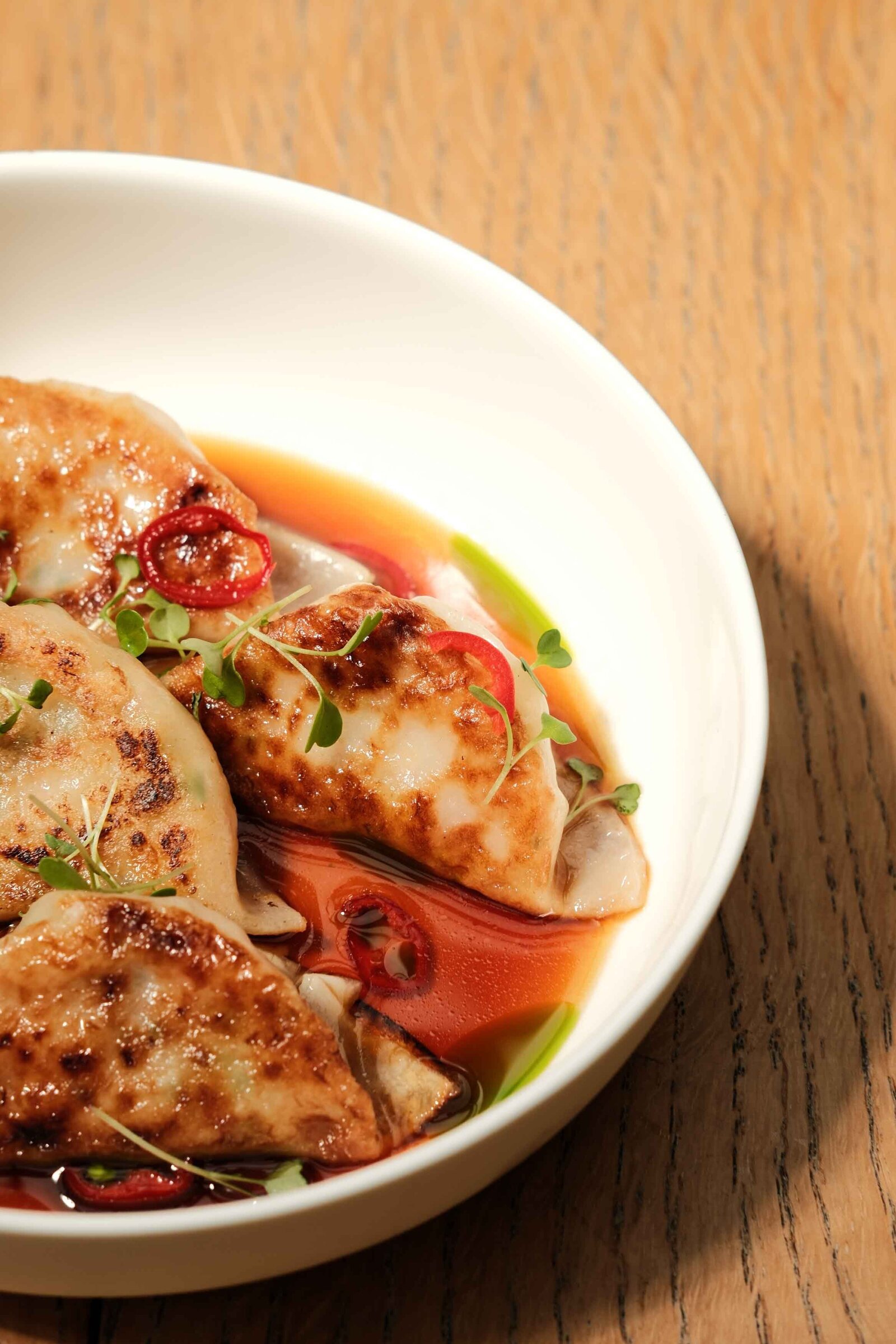 Vers bereid dumpling gerecht elegante opmaak in Amsterdams restaurant