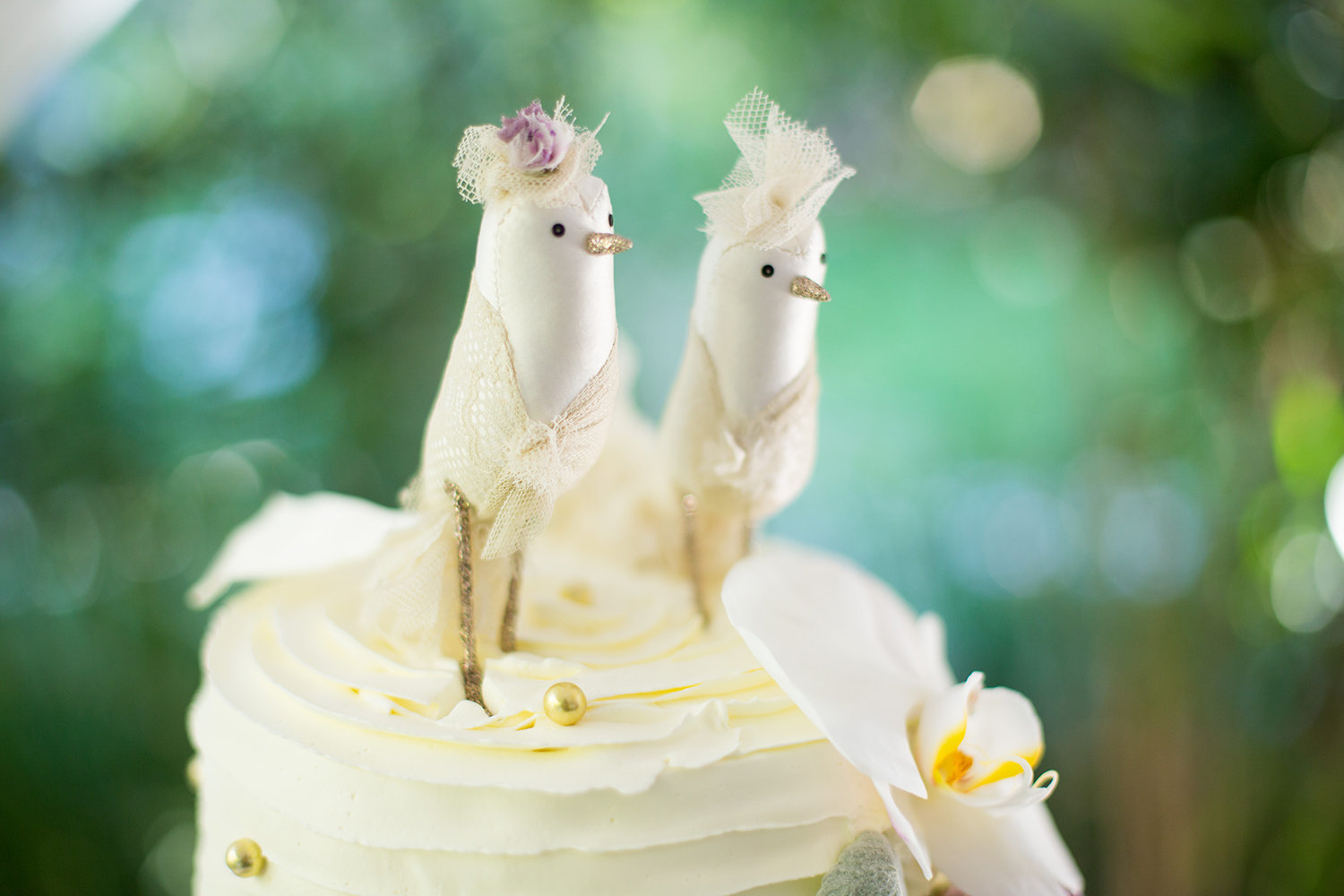 Cute white bird wedding topper for lesbian wedding cake | LGBTQ wedding decor