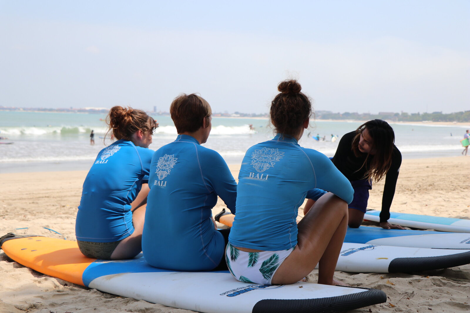 surf session for beginners on retreat in bali -yinside yoga 