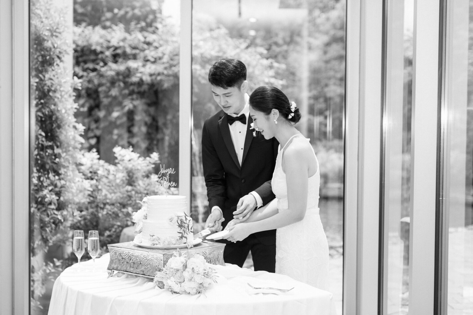 Bride and groom cut cake at the 2941 Restaurant