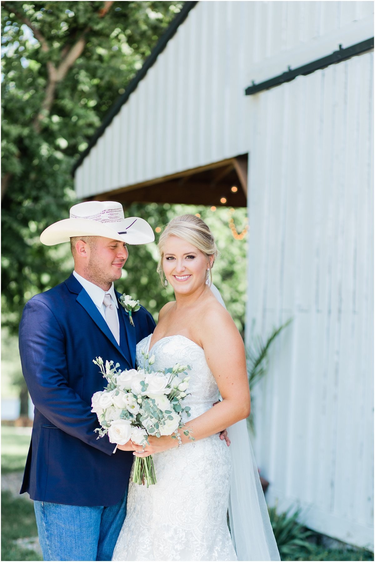 Barn_Wedding_At_Tobacco_Barn_By_Bianca_Beck_Photography_Kansas_City_Wedding_Photographer__0024