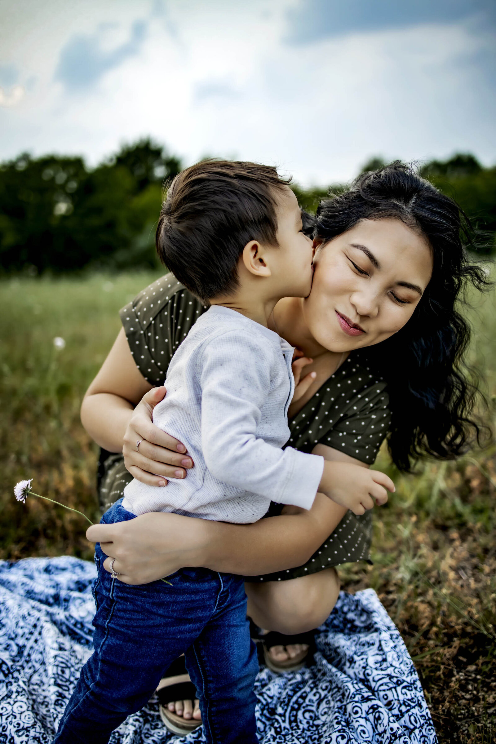 Plano mom and her son share a kiss at Arbor Hills Nature Preserve in Plano Texas